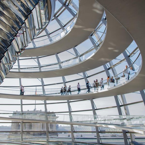 Event- und Veranstaltungsfotos in Berlin - Interieurfoto der Kuppel auf dem Reichstag, durch welche eine aus mehreren Personen bestehende Gruppe geführt wird