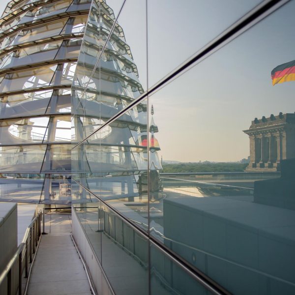 Event- und Veranstaltungsfotos in Berlin - Imagefoto der Kuppel auf dem Reichstag, die sich in einer Außenwand spiegelt