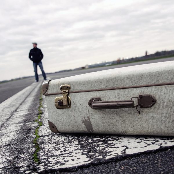 Imagefoto eines alten Reisekoffers, der auf der Startbahn des Tempelhofer Flugfelds liegt
