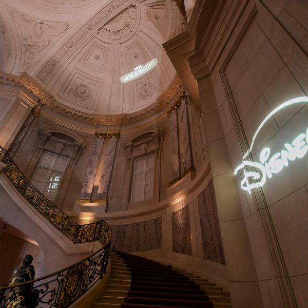 Event- und Veranstaltungsfotos in Berlin - Interieurfoto des Treppenaufgangs in der Haupthalle des Bode Museums mit diversen Projektionen an den Wänden und in der Kuppel
