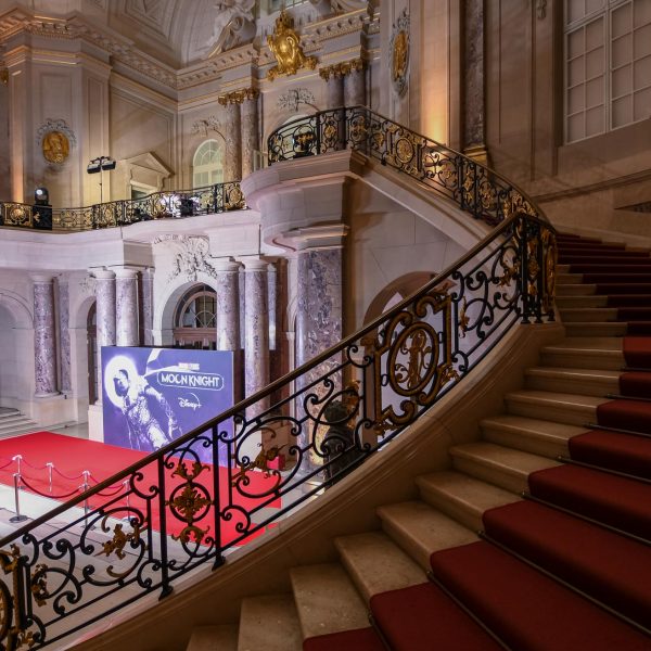 Event- und Veranstaltungsfotos in Berlin - Interieurfoto des Treppenaufgangs in der Haupthalle des Bode Museums mit Blick auf einen roten Teppich und einer Fotowand im Eingangsbereich