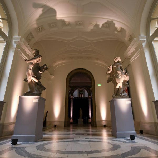 Event- und Veranstaltungsfotos in Berlin - Interieurfoto eines Mittelgangs im Bode Museum, in dem sich zwei Skulpturen befinden, die von Effektlichtern beleuchtet werden