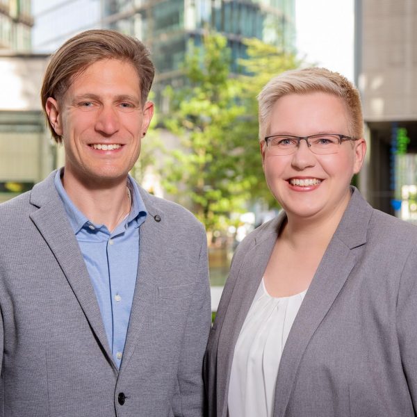Mitarbeiterfotos in Berlin - Teamfoto von zwei Geschäftsführern stehend im Sony Center