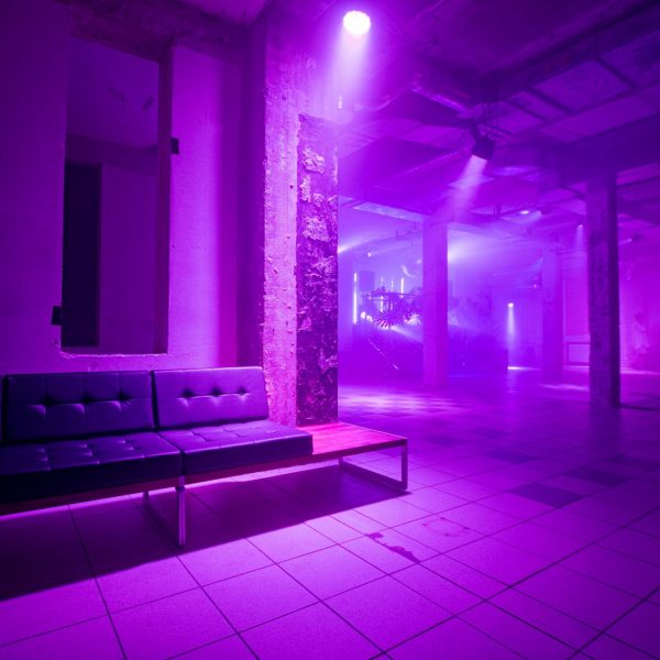 Interieurfoto eines mit Effektlichtern beleuchteten Clubraums